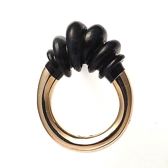 Simon Muscat Goldsmith - Ring, Gold, carved black jade, 